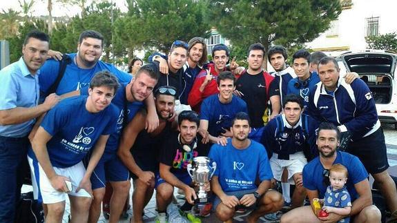 La plantilla del Ciudad de Málaga posa con el trofeo de campeón, tras imponerse en la fase de ascenso. :: SUR