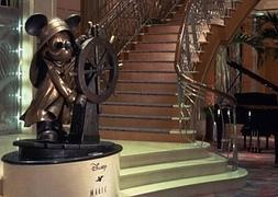 La estatua de Mickey que recibe a los viajeros del crucero. / CrucerosDisney