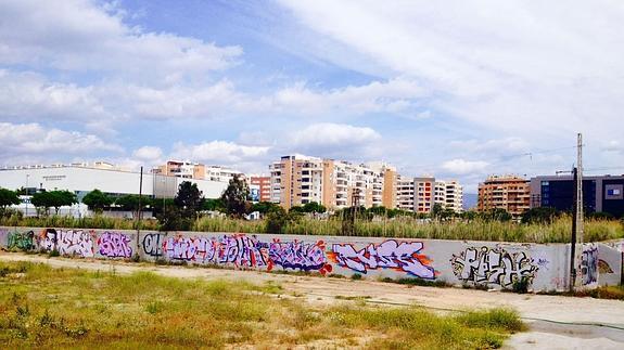 Terrenos junto al complejo de piscinas Inacua, en la zona deportiva del Martín Carpena, en los que está previsto que se levante el Centro de Raqueta. 