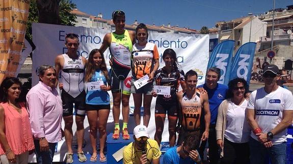 Foto del podio con los tres primeros clasificados masculino y femenino.