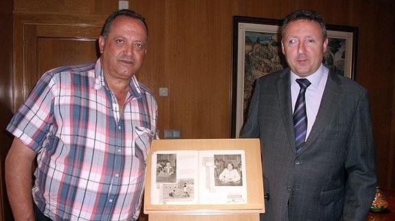 Jesús Domínguez hace entrega del ejemplar al director de la ONCE en Málaga, Cristóbal Martínez Fernández. 
