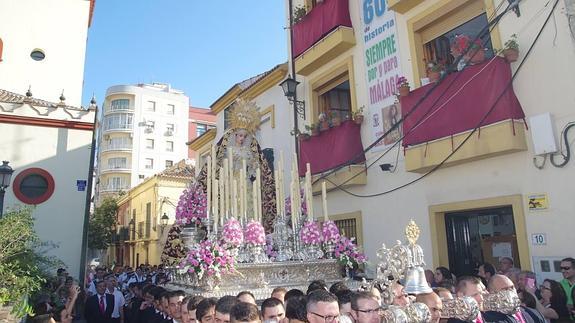 El trono de la Dolorosa, adornado con rosas y nardos. 