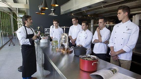 José Carlos García ofrece unas explicaciones a los candidatos.