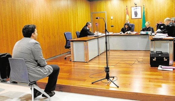 Abdeslam Lucena, en el banquillo en un juicio por injurias y desobediencia en que fue condenado. 