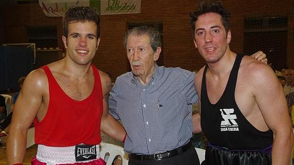 Manuel Alcántara recibió un homenaje del mundo del boxeo. 