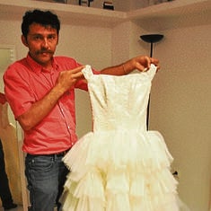 Francisco Amaral con una creación de su muestrario.