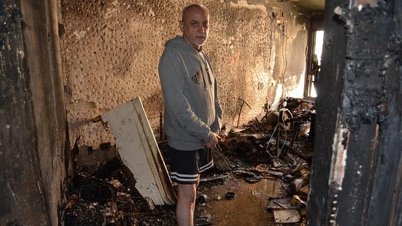 Vicente López, en el interior de su piso incendiado esta madrugada.