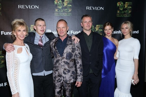Sting con su actual esposa Trudie Styler y sus hijos Giacomo, Joe, Kate y Mickey, fotografiados en Nueva York. :: Ao Images
