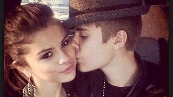 Justin Bieber besa cariñosamente a Selena Gomez.