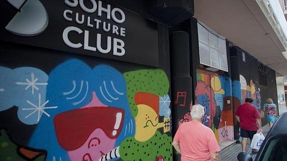 Grafiti sobre la negra fachada del Soho Culture Club.