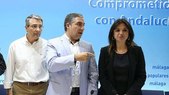 Elías Bendodo y Margarita del Cid, en un acto en la sede provincial del partido.