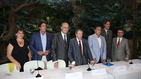 María José Carrasco, Teodoro León Gross, Francisco de la Torre, Manuel Alcántara, Elías Bendodo, Damián Caneda y Álvaro García.