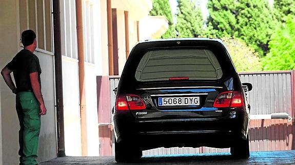 Momento en que el cuerpo de Domingo Expósito llega al cementerio de Fuengirola. 