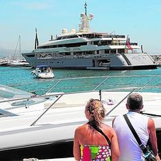 Dos turistas observan el ‘Azteca’, fondeado en Puerto Banús.