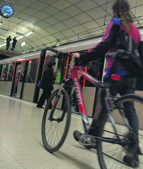 Ciclista en el metro de Bilbao. Archivo 