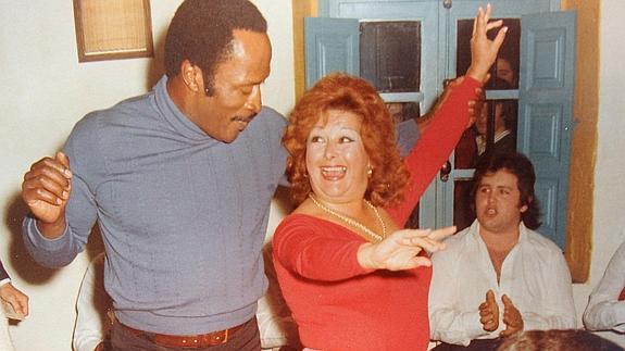 John Amos comparte rumba con la bailaora Ana María en su tablao de Marbella