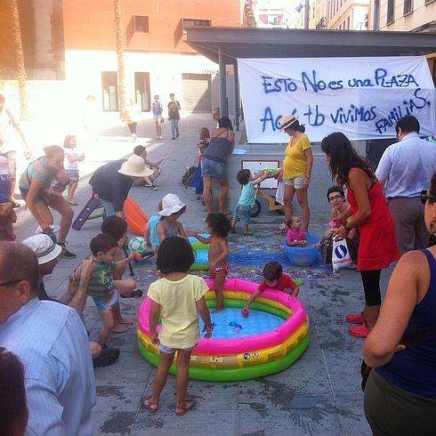 Los vecinos del centro protestan por el “desastre” de la plaza de Camas