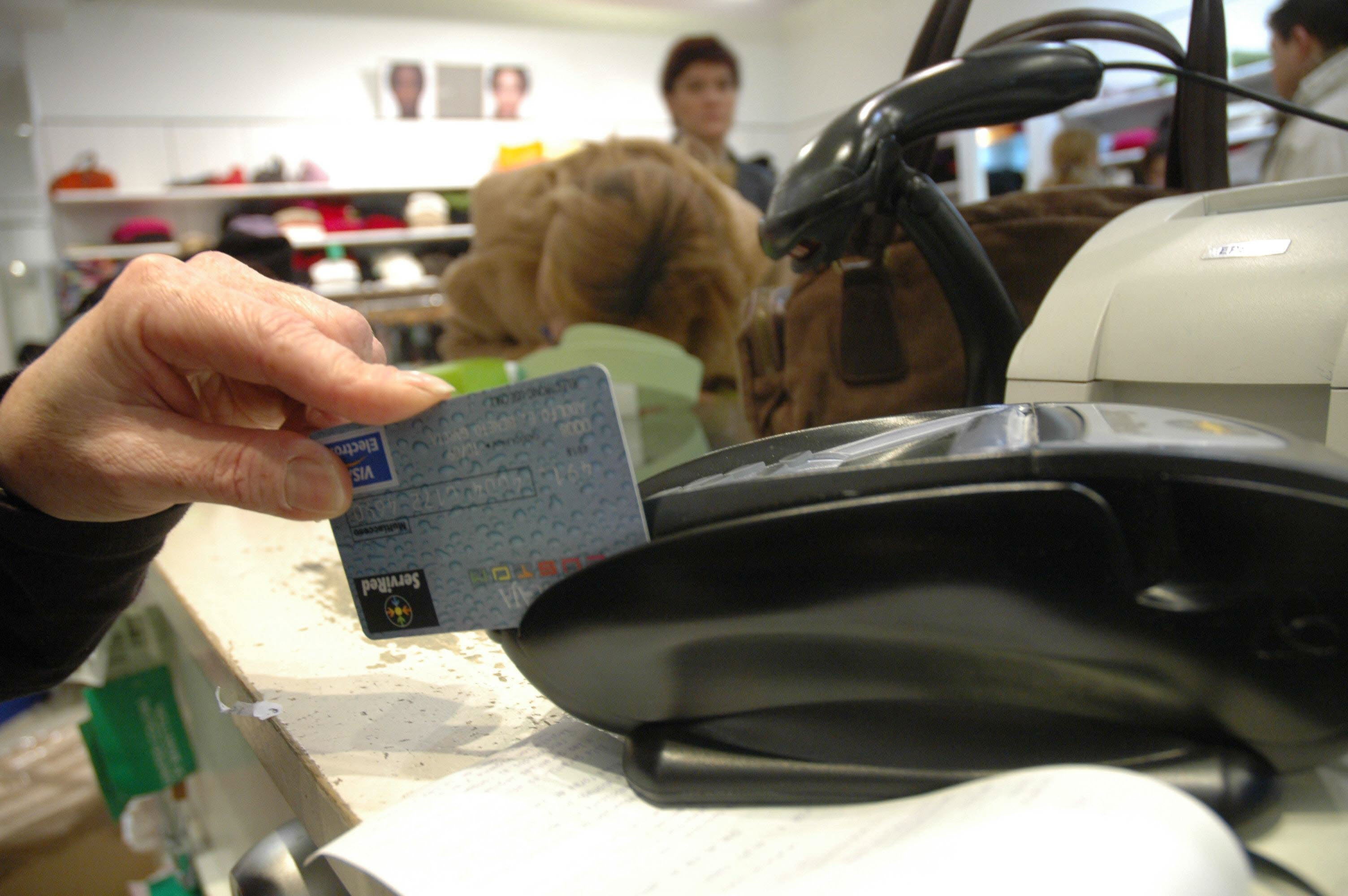 La patronal reclama que no se cobre comisión ni al comerciante ni al usuario por utilizar ‘dinero de plástico’