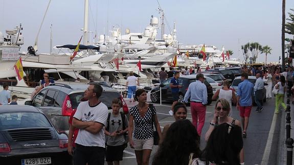 Puerto Banús acoge ya a multitud de turistas atraídos por la concentración de marcas de lujo