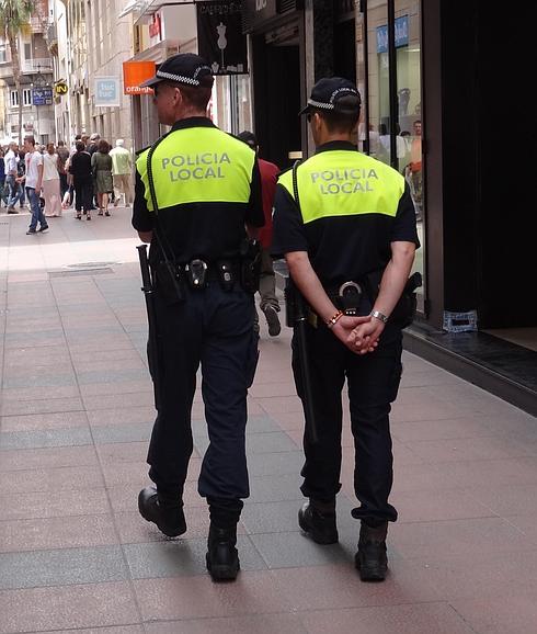 Una pareja de agentes patrulla por el Centro