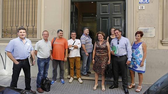 Representantes sindicales de CC OO y UGT, en el receso de una reunión del convenio.