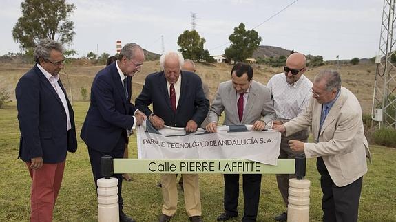Pierre Laffite, entre De la Torre y Ruiz Espejo, con el cartel de su nueva calle en el PTA.
