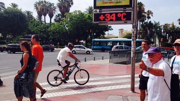 Un termómetro marca 34 grados esta mañana en Málaga. 