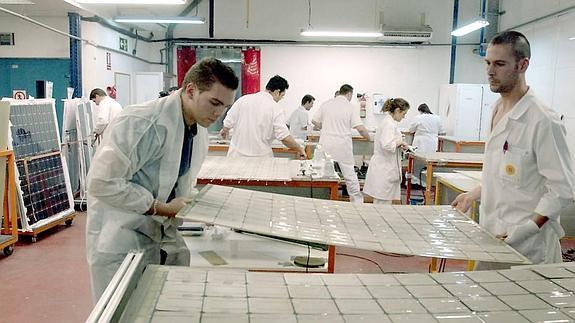 Trabajadores de la planta, en una imagen de archivo.