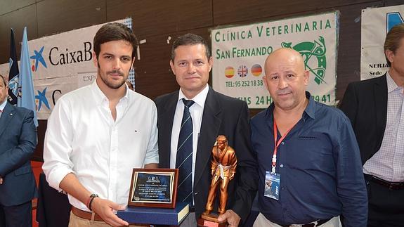 El edil de Deportes, el árbitro y el entrenador Juan Gallardo. / E. CABEZAS