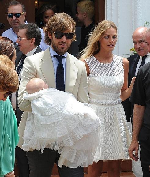 Olivia, en brazos de sus padres en Guadalmina. 