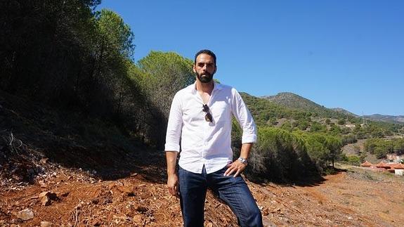 José Antonio Gómez, en uno de los cortafuegos que ha preparado en Alhaurín de la Torre. 
