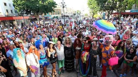 Un grupo de transformistas ha participado en el acto. 