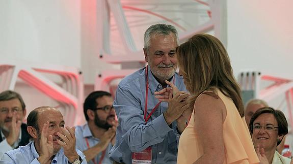 José Antonio Griñán, saluda a Susana Díaz durante el congreso federal extraordinario del PSOE.