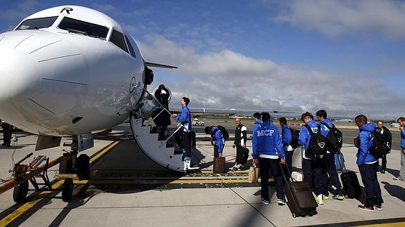 Los futbolistas blanquiazules suben a la avión con destino a Perth