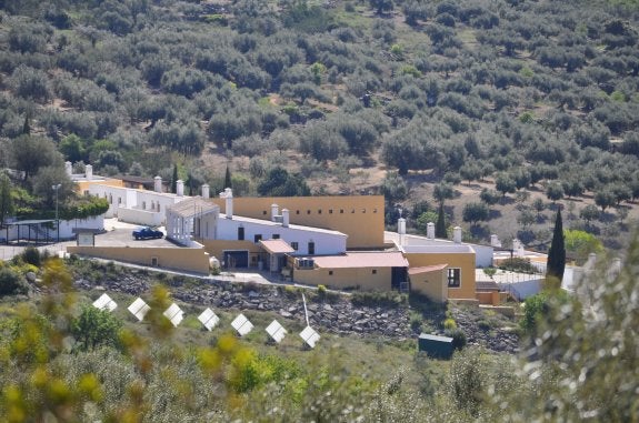 La Villa Turística de Periana está en la zona del Cortijo Blanco, ocupa 90.000 metros cuadrados y dispone de 26 casas adosadas. :: a. peláez