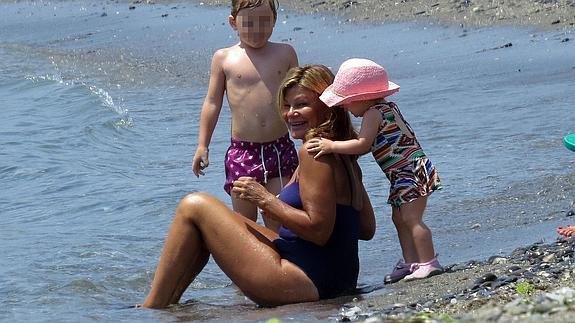 Cari Lapique con dos de sus cuatro nietos, Carlos y Caritina, en las playas de Guadalmina Baja