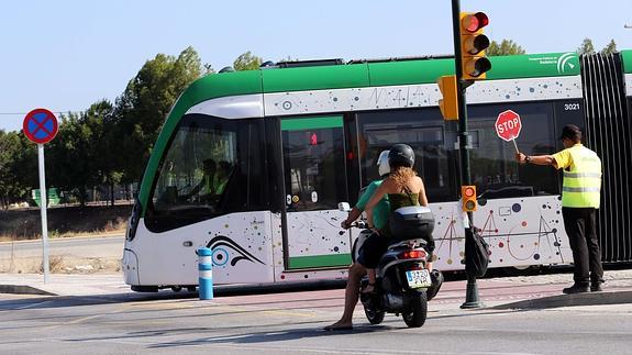 Un convoy del metro pasa por uno de los cruces en el campus universitario de Teatinos. 