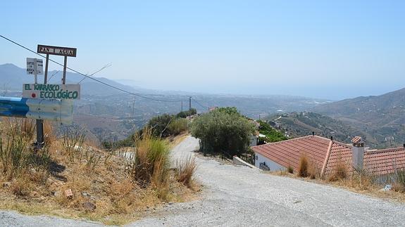Vial que da acceso a la vivienda donde ocurrieron los hechos, en la carretera de Torrox a Frigiliana 