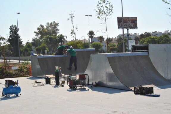 Operarios instalan el nuevo equipamiento en el skatepark de Cancelada. :: L.P.
