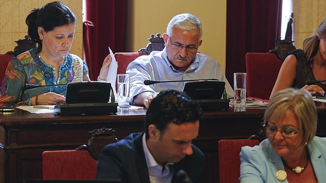 Pomares pide perdón a los vecinos por la plaza de Camas