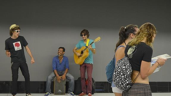 Javito, El Yura y Enrique, músicos de Green Swingers, durante su actuación en la estación de El Perchel.