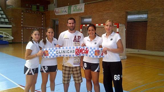 Carlos Cabezas, con algunas de las jugadores del Costa del Sol 