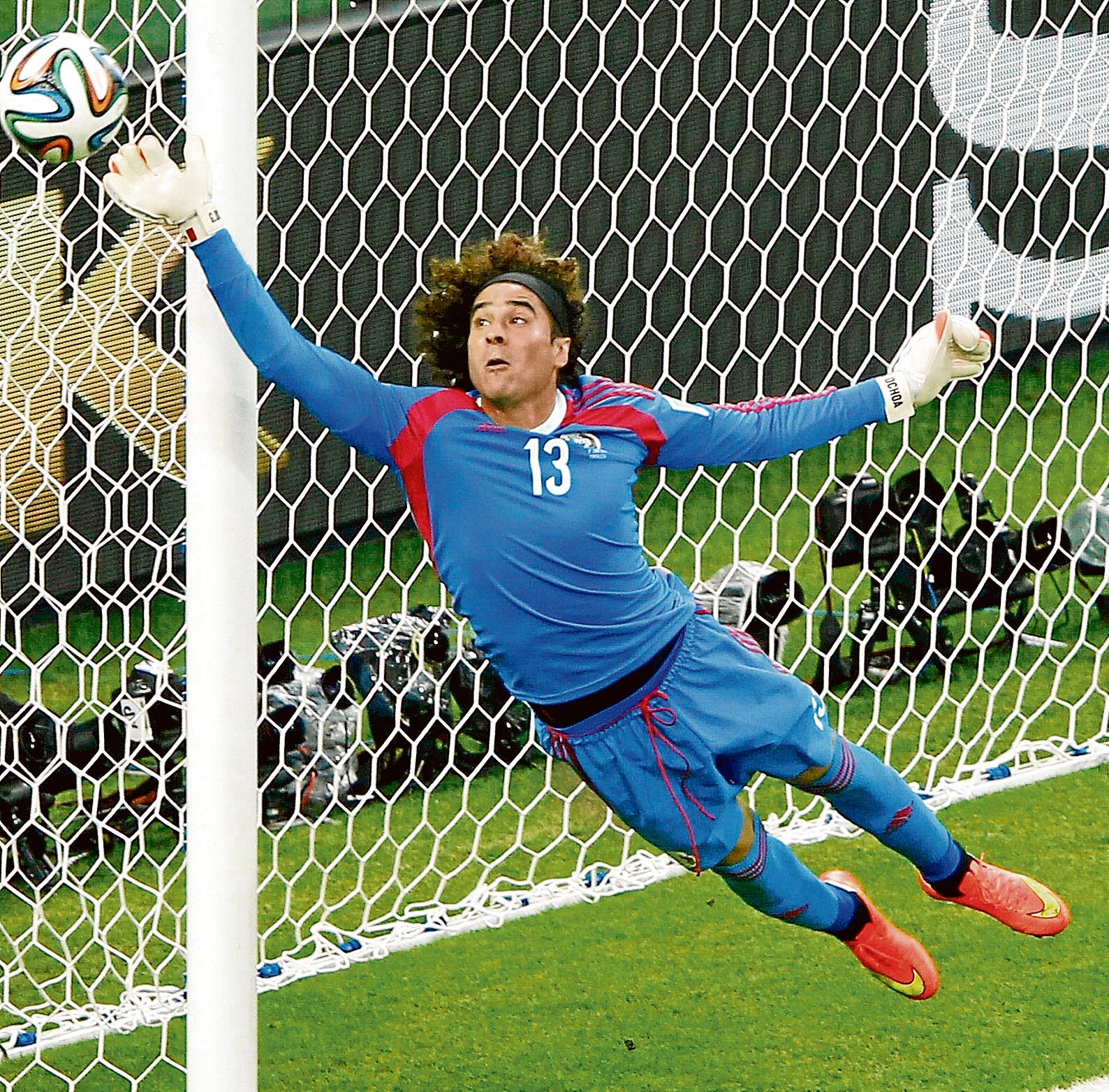 El Málaga ficha a Ochoa, una estrella del Mundial