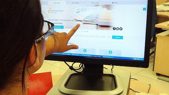 Un usuario consulta la nueva página web, que lleva dos semanas funcionando. 