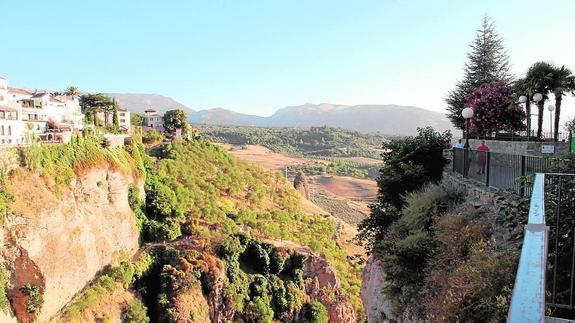 Vista de los terrenos, al fondo, desde la ciudad del Tajo, desde el entorno del Puente Nuevo.