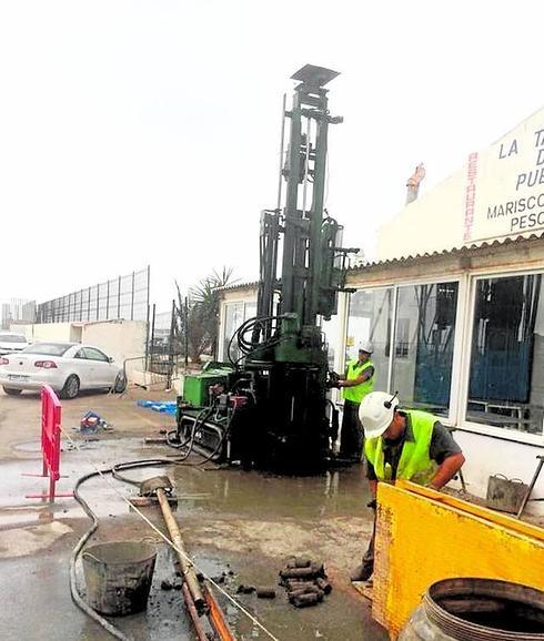 Dos operarios, en los trabajos realizados la semana pasada en el puerto de La Bajadilla. 