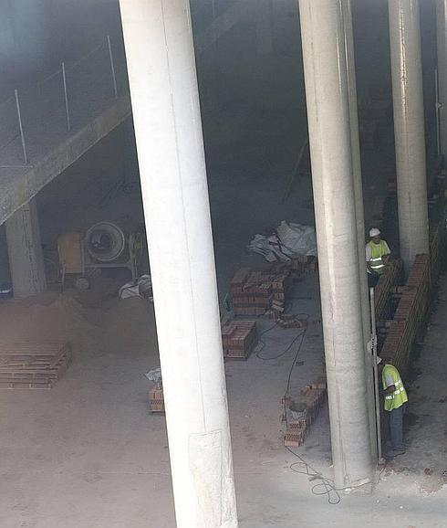 Trabajadores, ayer en el interior del Cubo del puerto. 