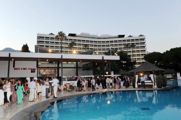 El hotel Meliá Don Pepe no solo ha servido de trasfondo de posados de estrellas, también de escenario de cine. 