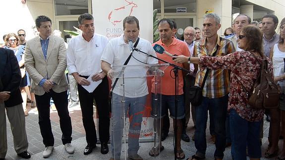 Autoridades y personal del museo de Nerja esta mañana en la lectura del manifiesto.