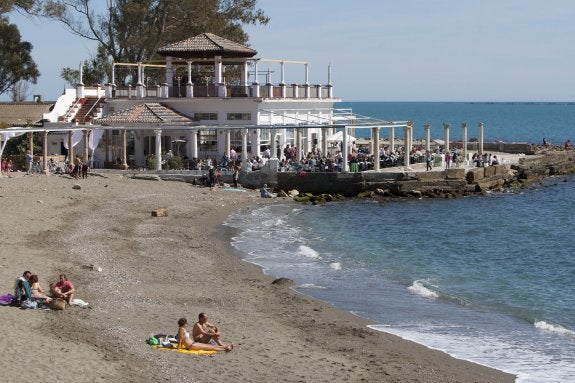 Aspecto de la terraza en las instalaciones del antiguo balneario y la playa colindante. :: Carlos Moret